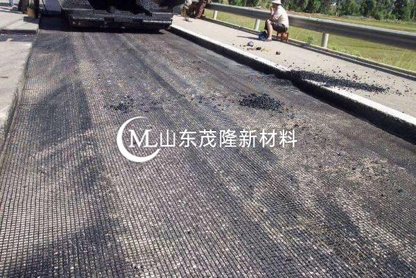 ?鋼塑格柵對(duì)于道路加固的重要性