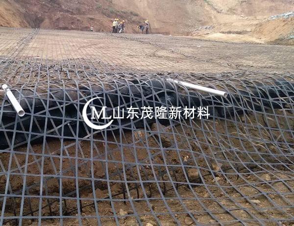鋪設(shè)土工格柵時，不允許有褶皺